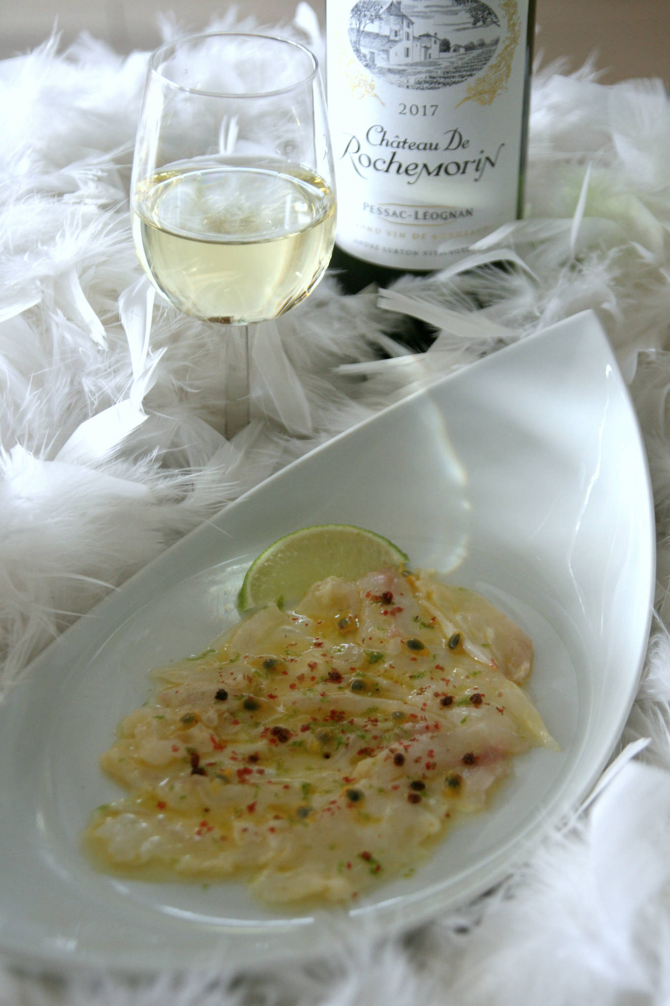 Carpaccio de lotte aux fruits de la passion, Château de Rochemorin blanc 2017