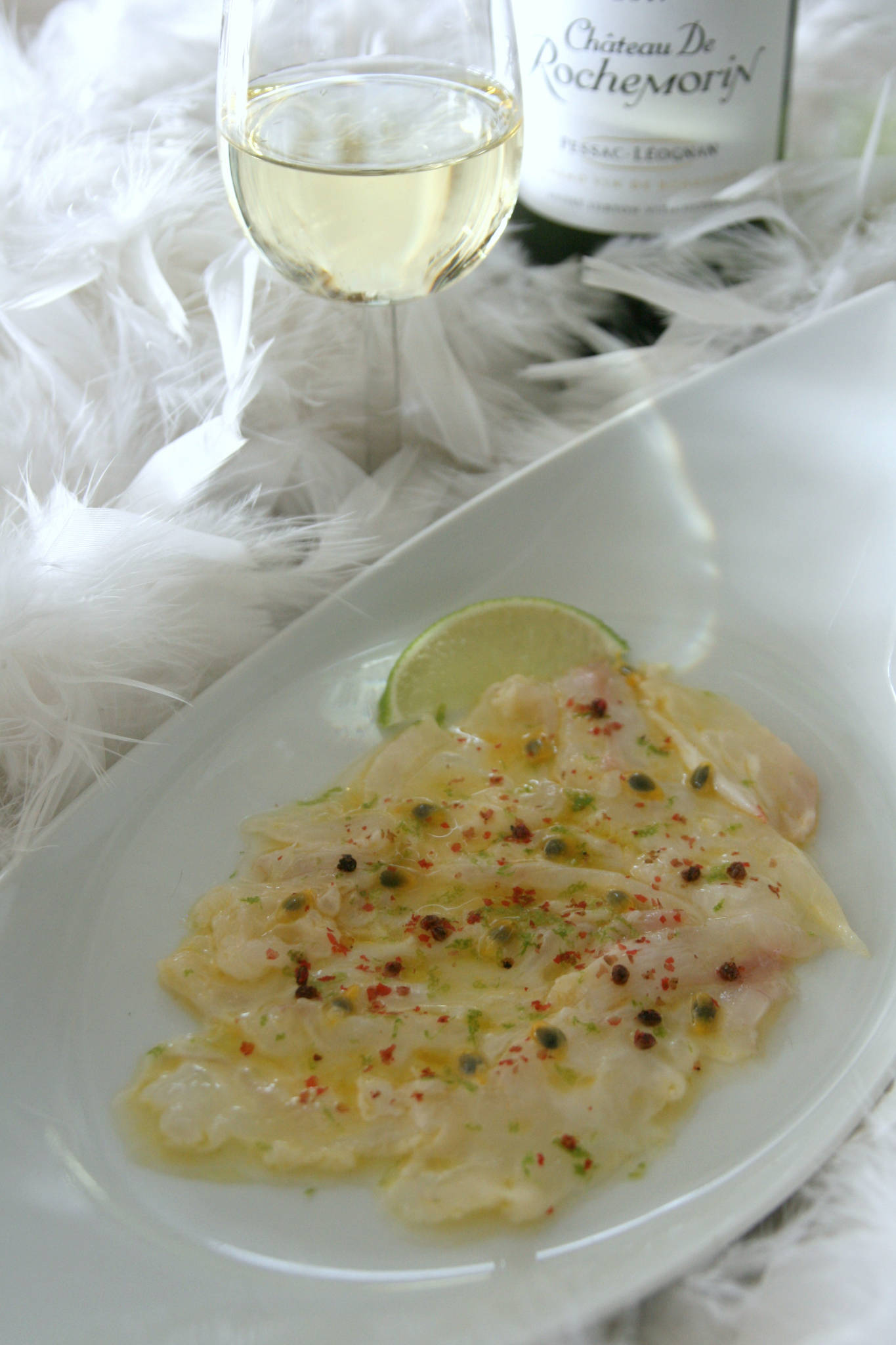 Carpaccio de lotte aux fruits de la passion, Château de Rochemorin blanc 2017