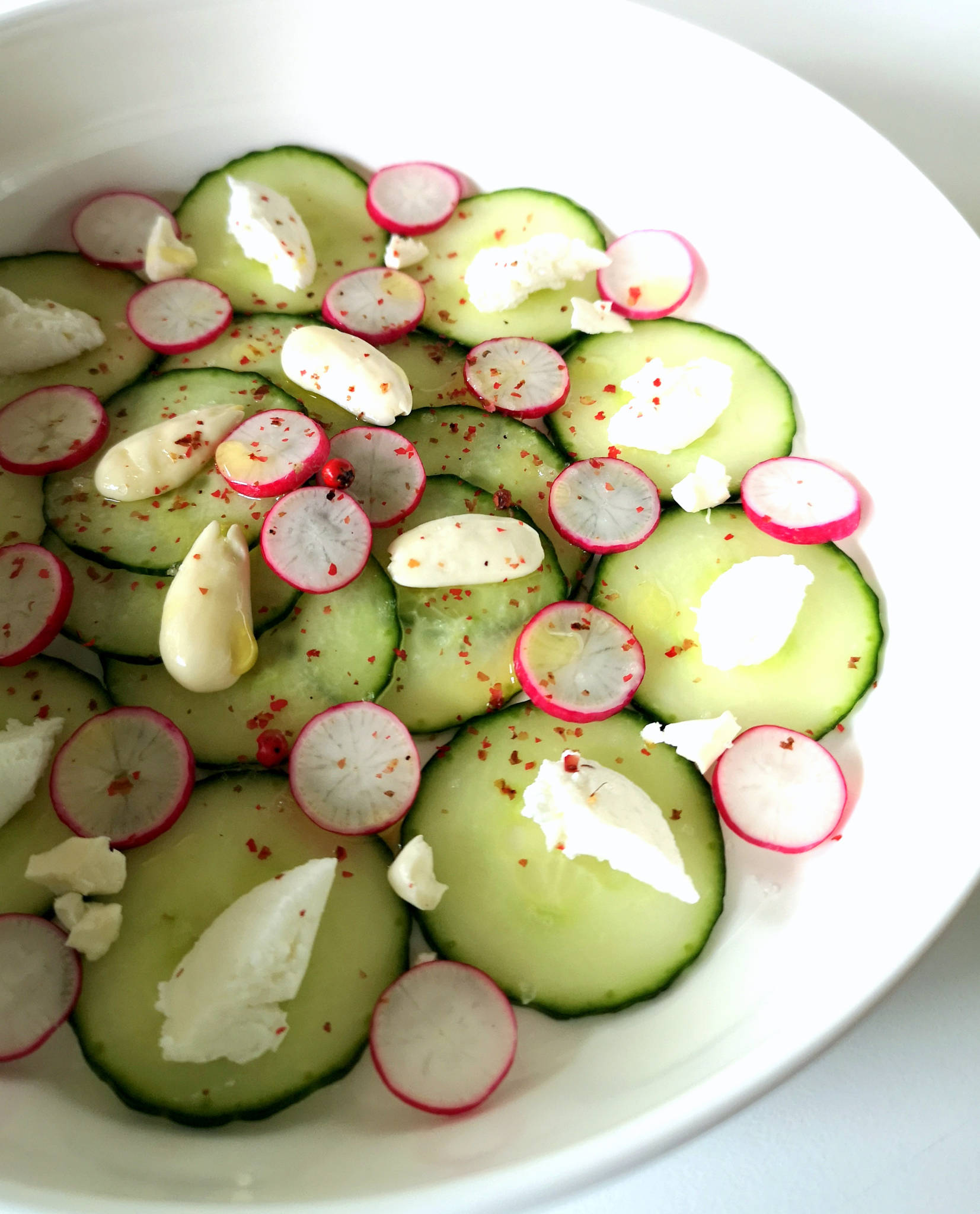 Carpaccio de concombre & radis, chèvre frais, amandes fraîches