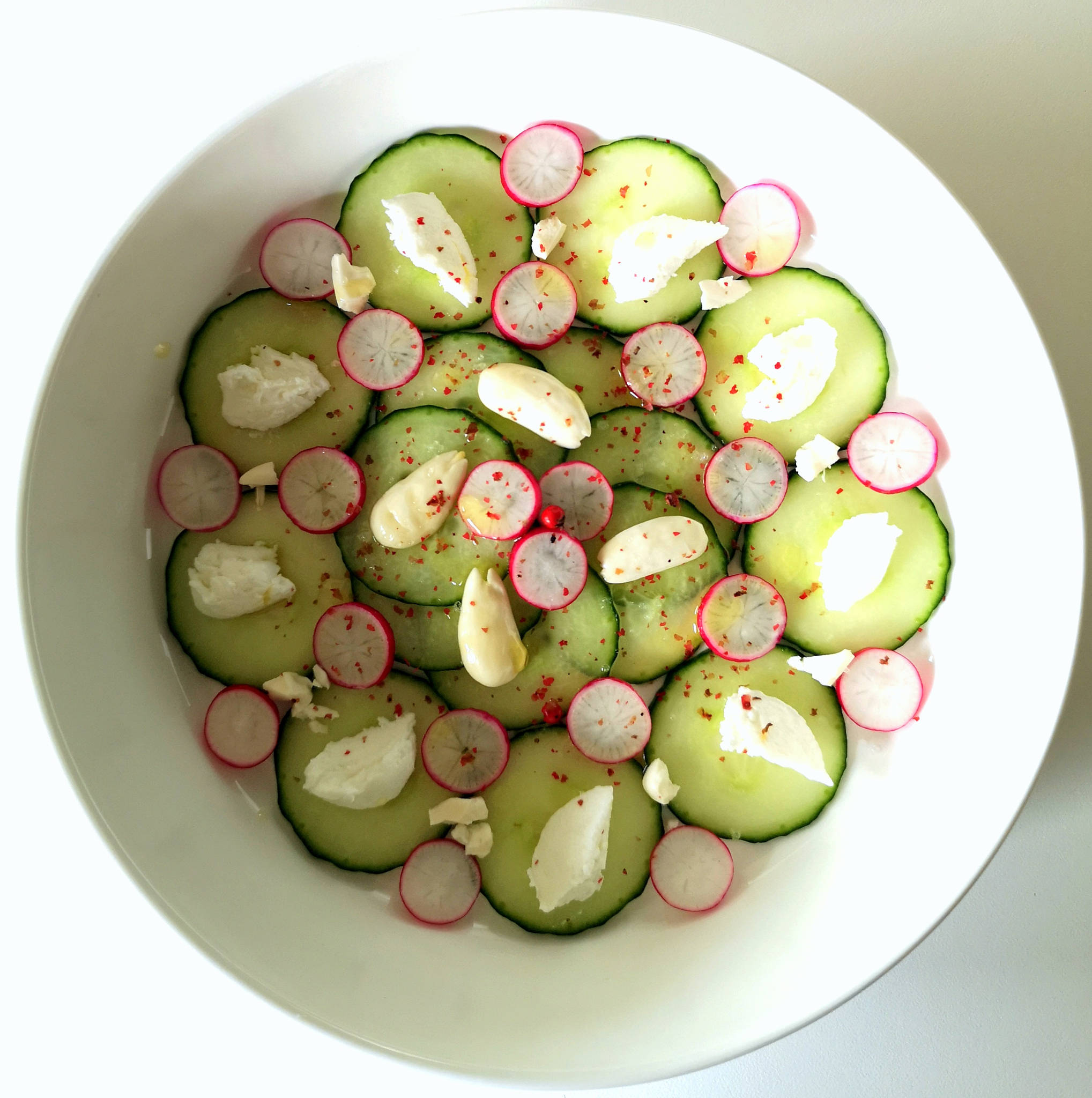 Carpaccio de concombre & radis, chèvre frais, amandes fraîches