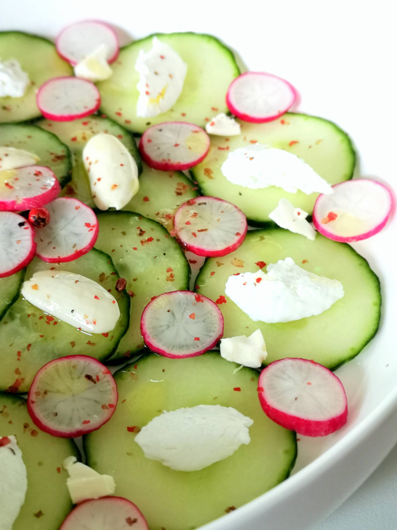 Carpaccio de concombre & radis, chèvre frais, amandes fraîches