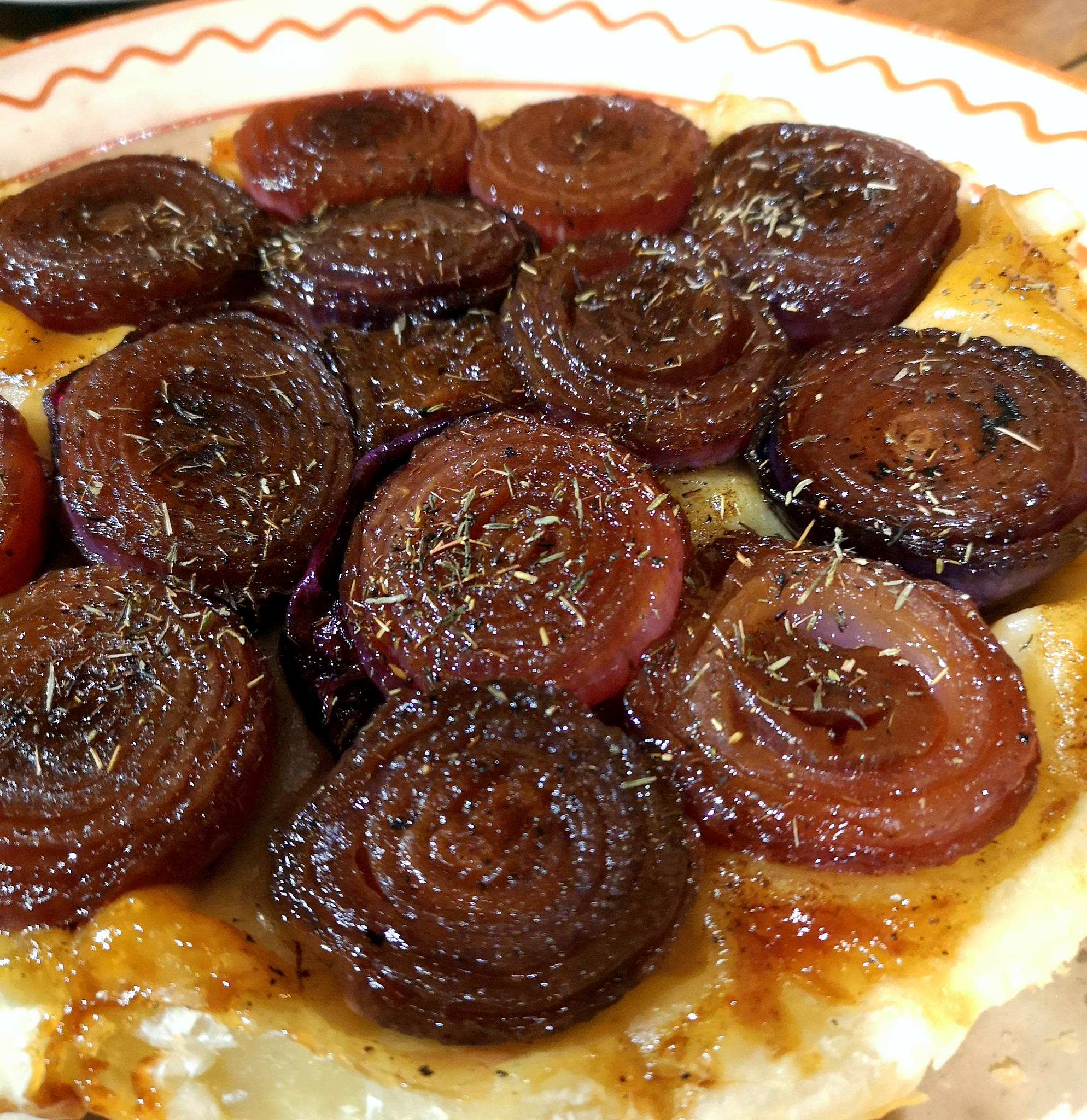 Tarte tatin d'oignons rouges