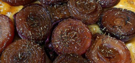 Tarte tatin d'oignons rouges