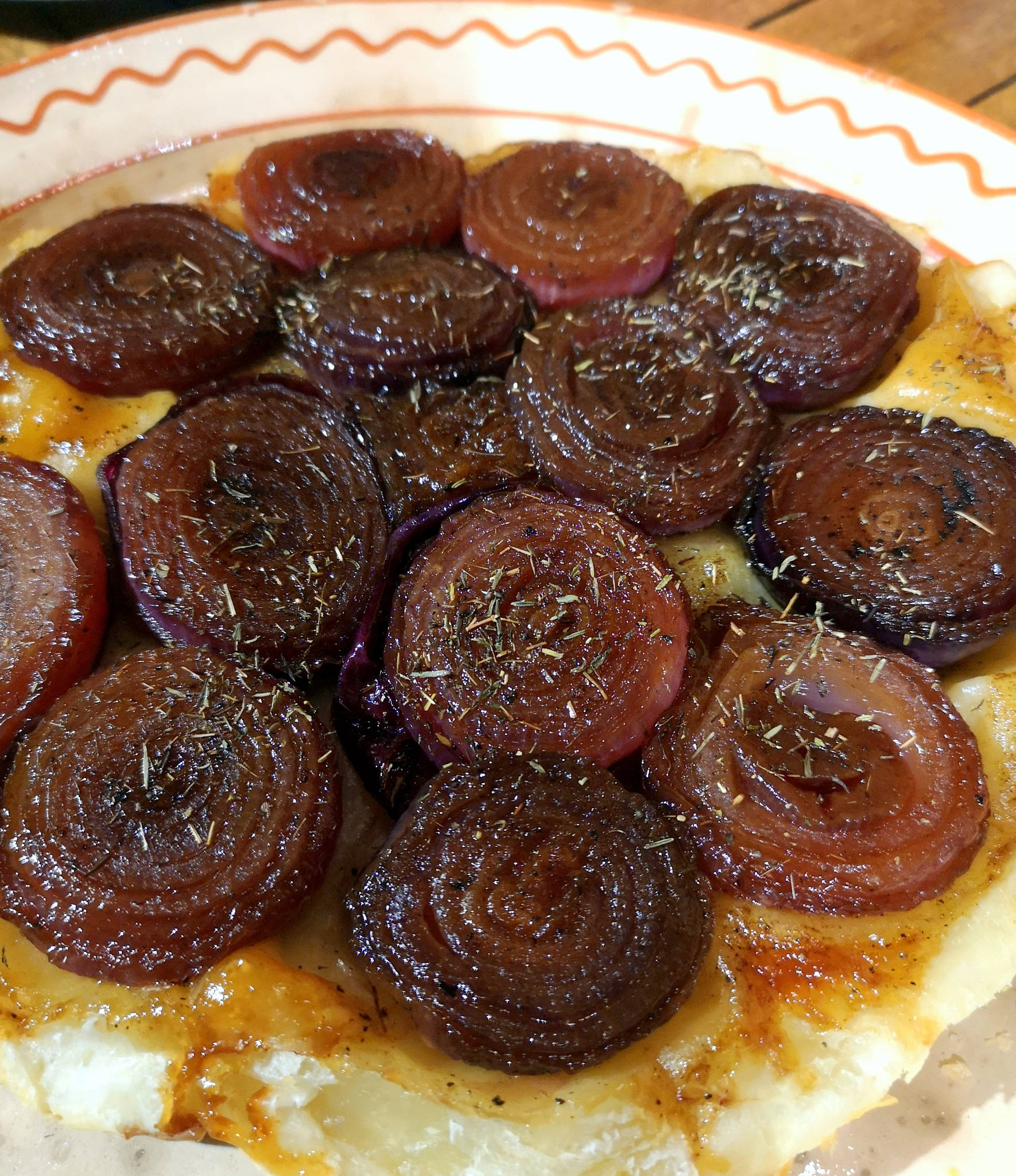 Tarte tatin d'oignons rouges