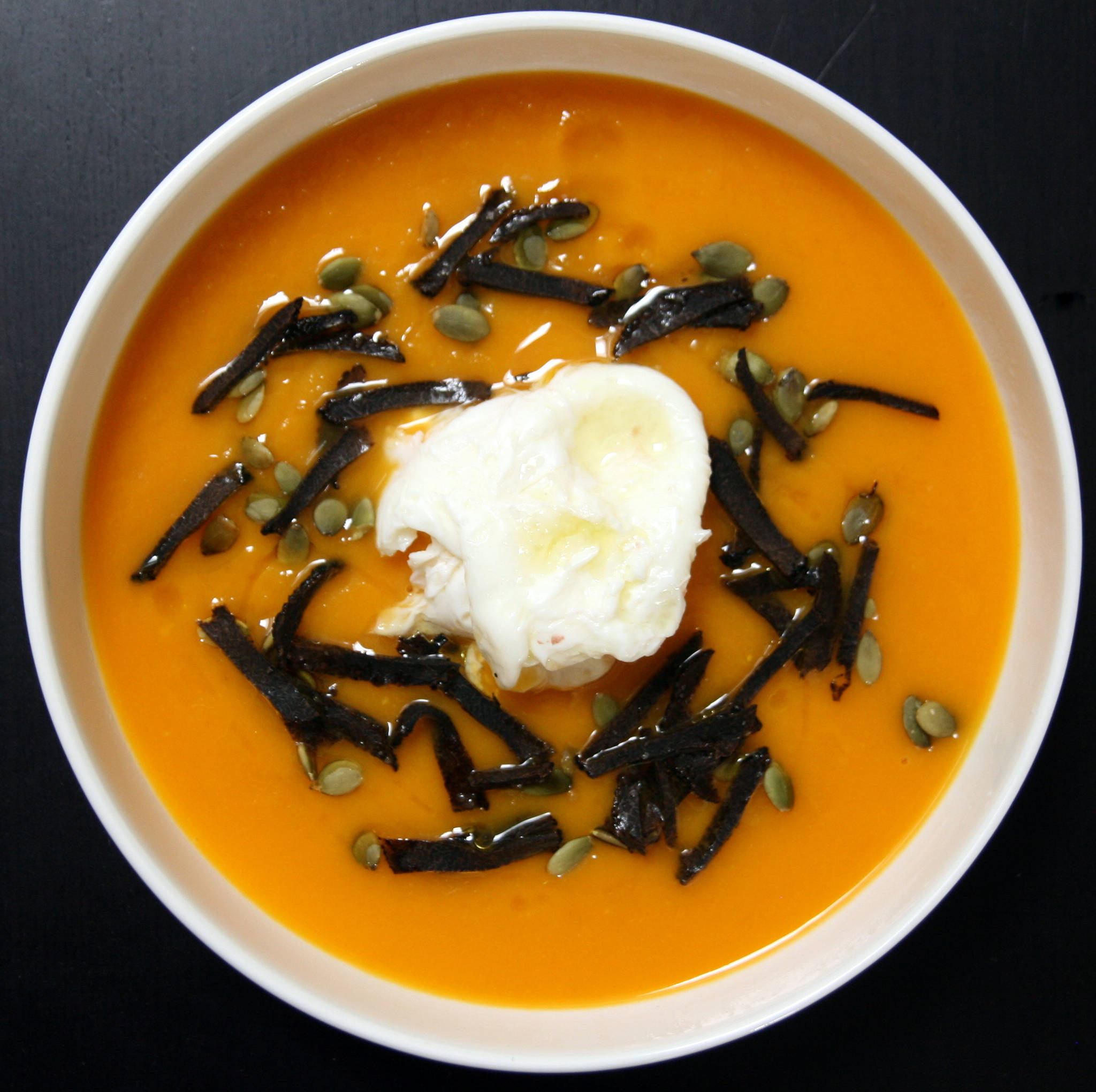 Velouté carottes & butternut, œuf poché à la truffe