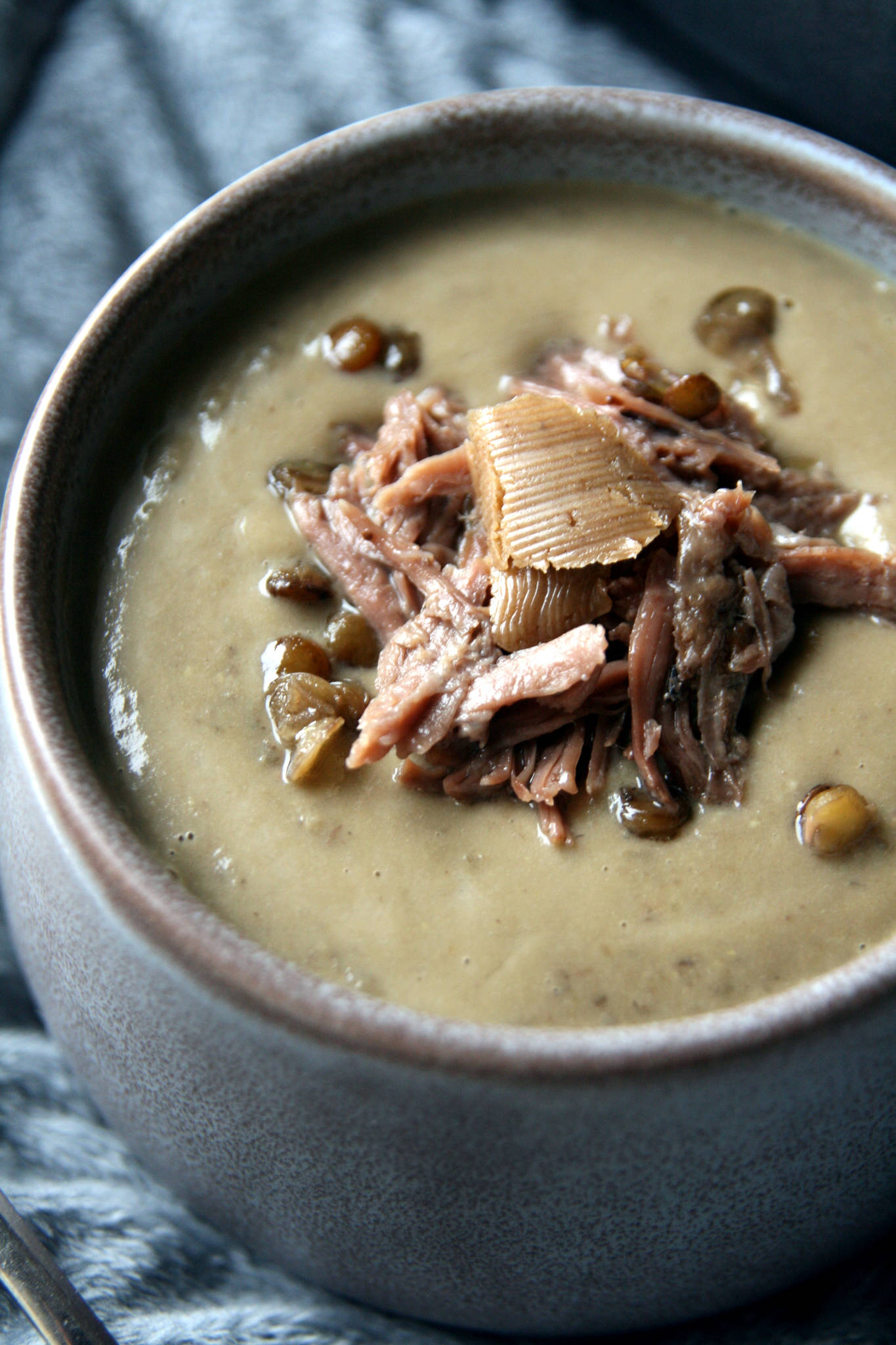 Velouté de lentilles vertes à l'effilochée de joue de porc, beurre à l'ail noir, Château Tour de Ségur 2018