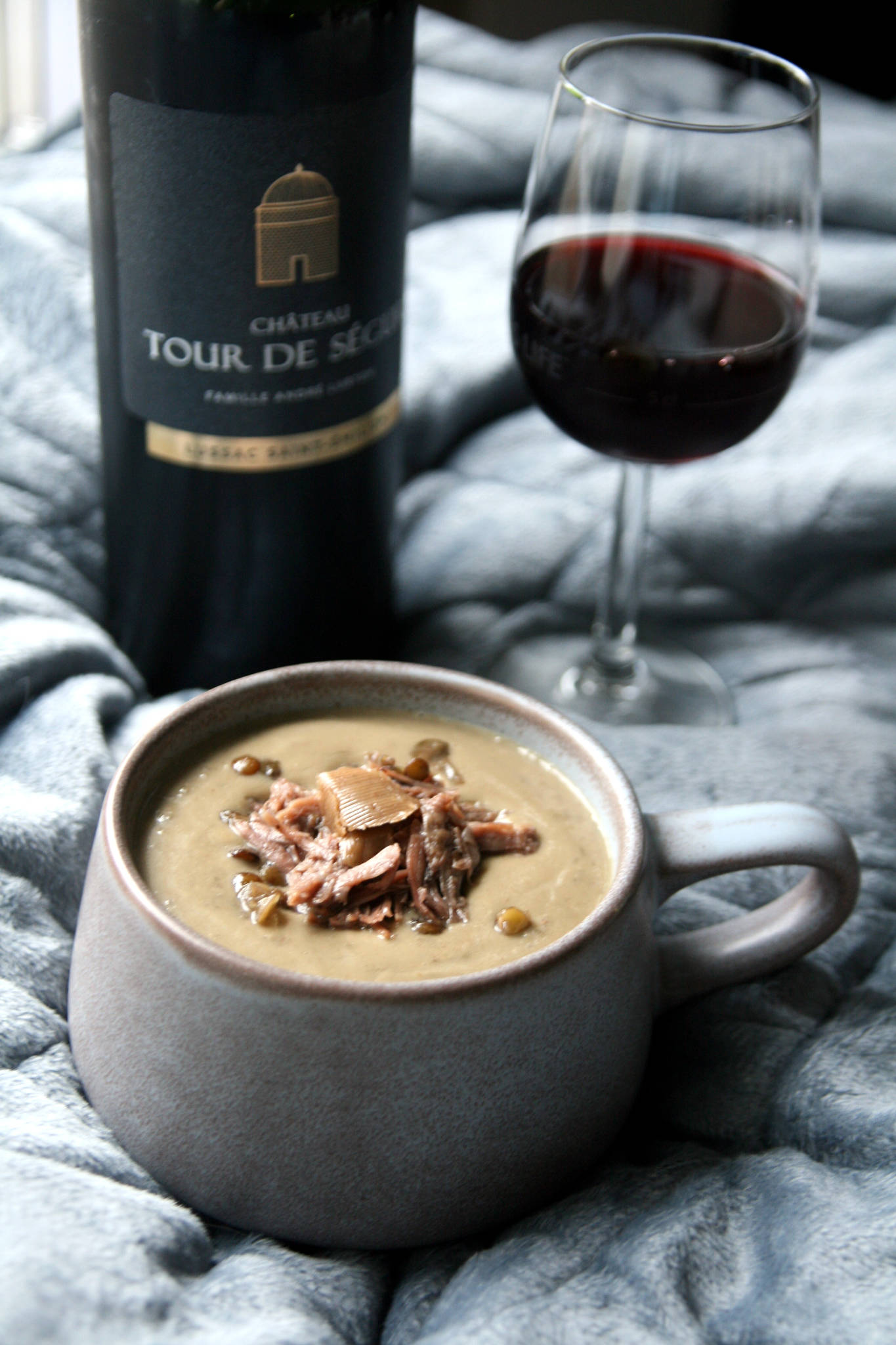 Velouté de lentilles vertes à l'effilochée de joue de porc, beurre à l'ail noir, Château Tour de Ségur 2018