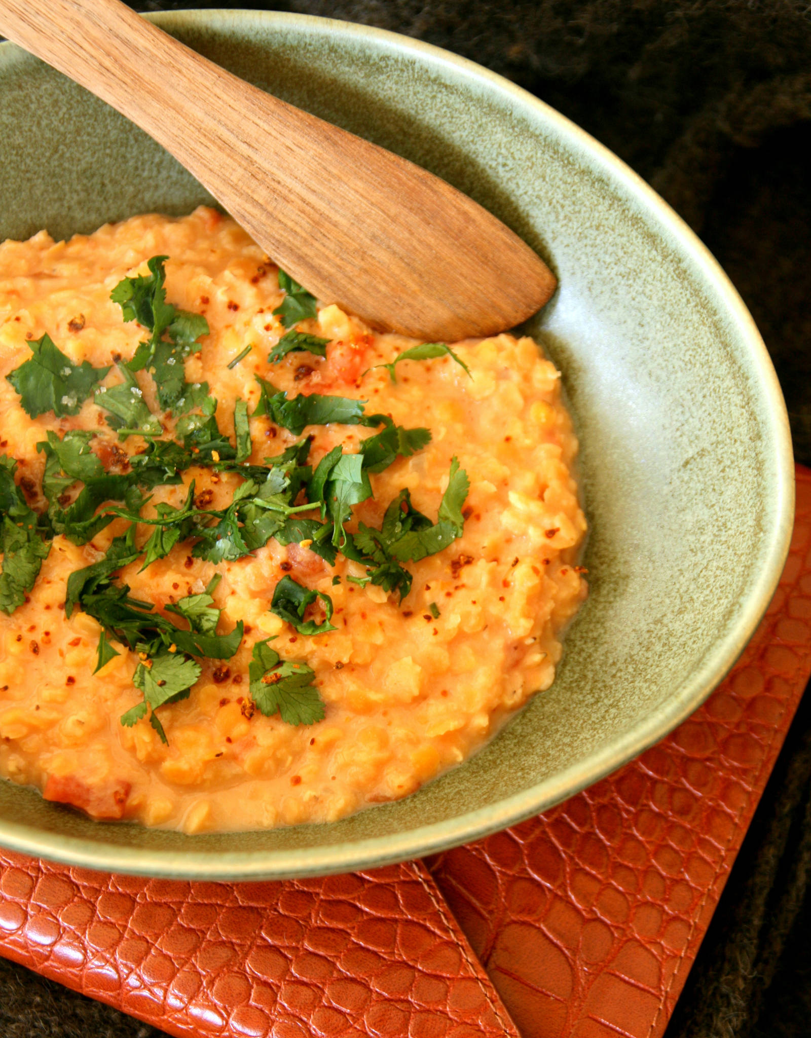 Dhal de lentilles corail, crème de coco, coriandre