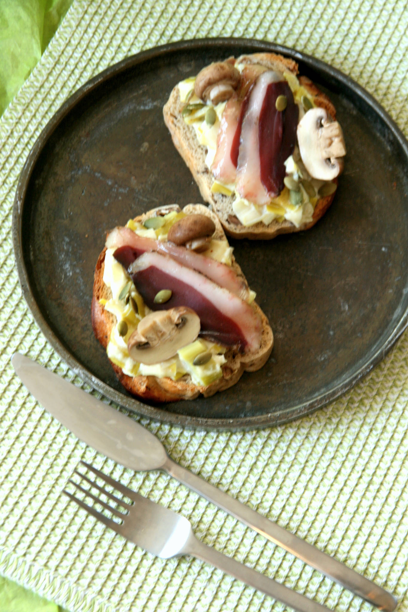 Tartines gourmandes aux magrets fumés