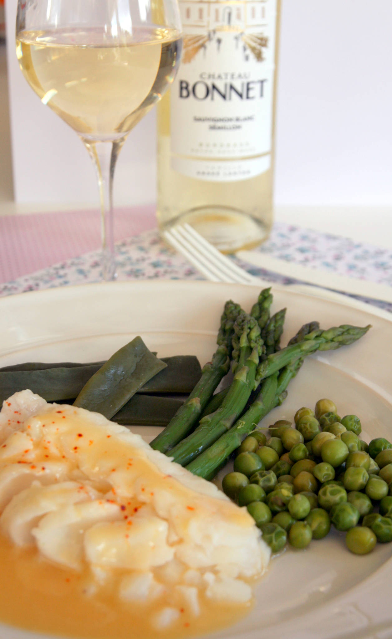 Dos de cabillaud au beurre blanc, petits légumes de printemps, Château Bonnet blanc 2022