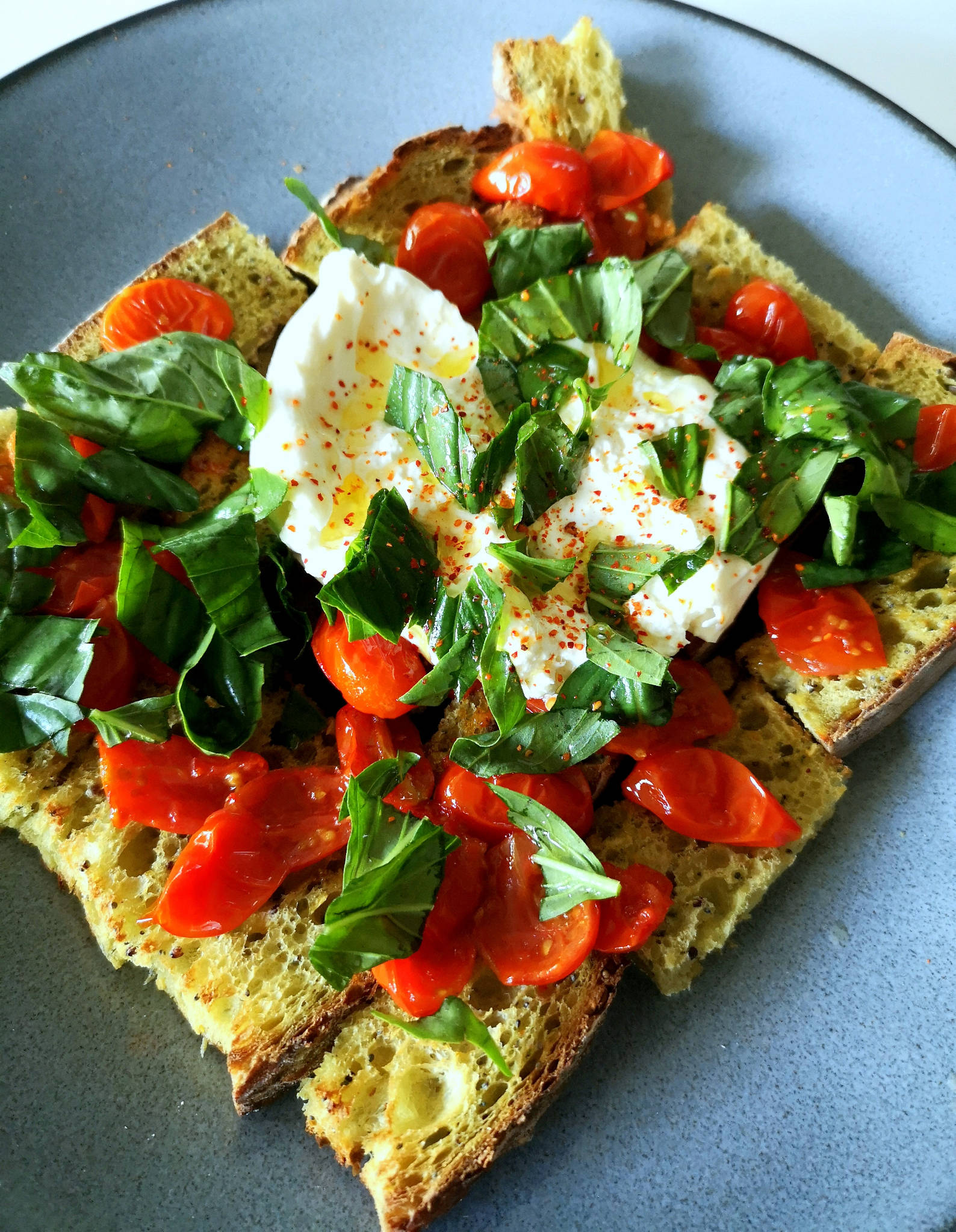 Croûtons tomates confites et burrata