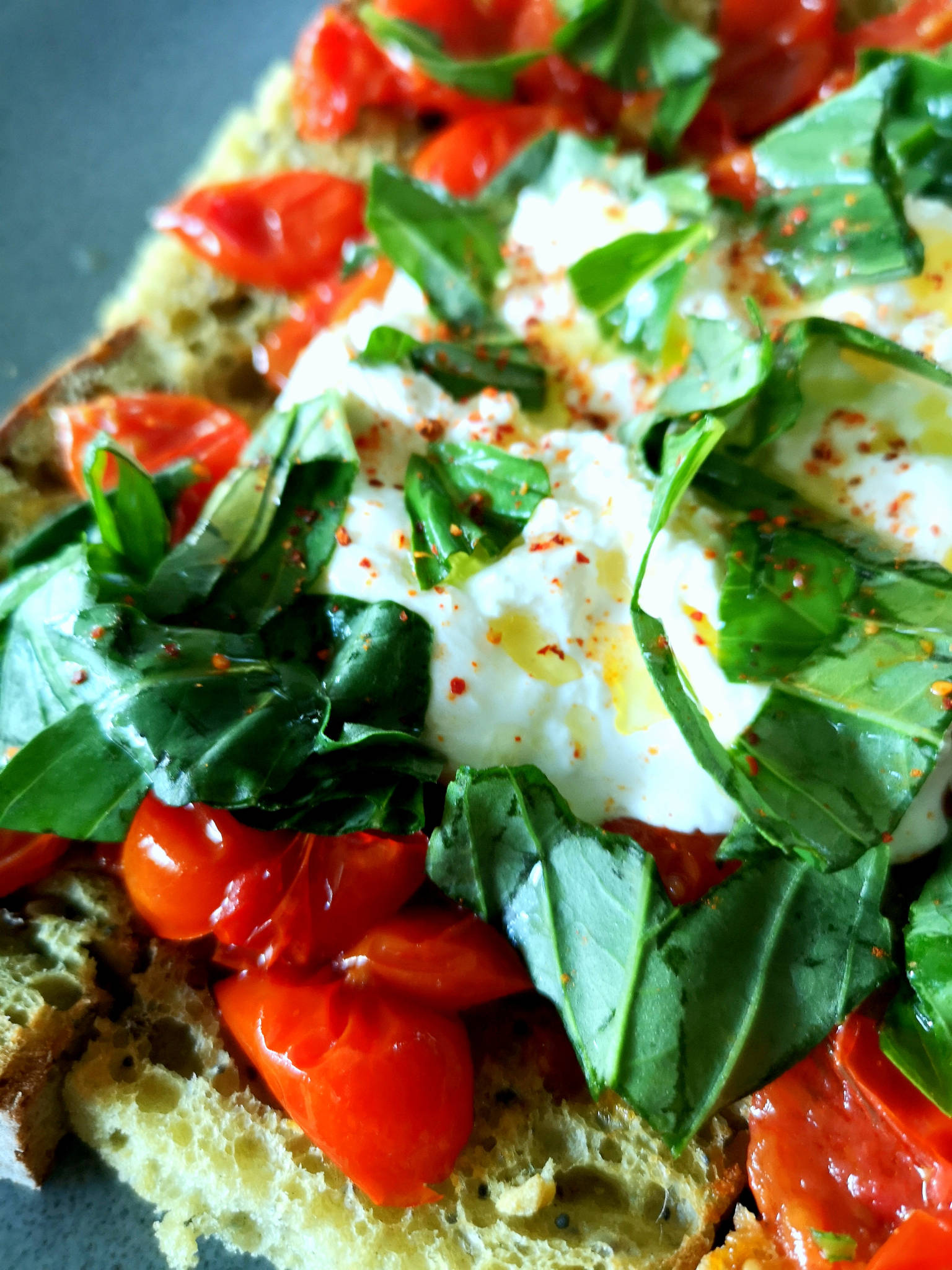 Croûtons tomates confites et burrata