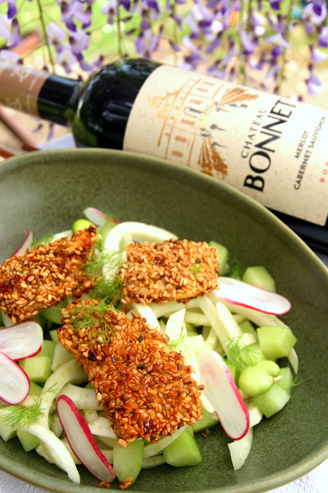 Salade de fenouil, concombre et radis, poulet grillé au sésame, Château Bonnet rouge 2019