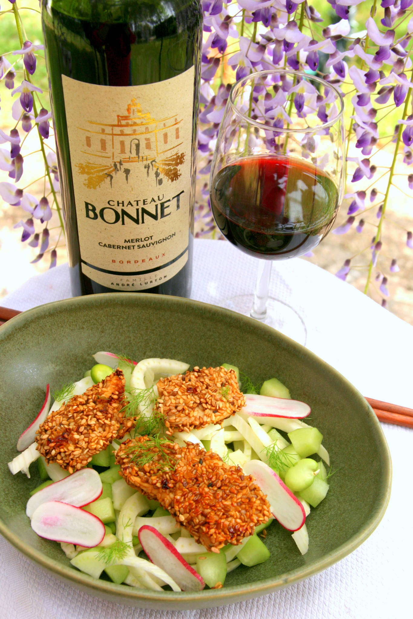 Salade de fenouil, concombre et radis, poulet grillé au sésame, Château Bonnet rouge 2019