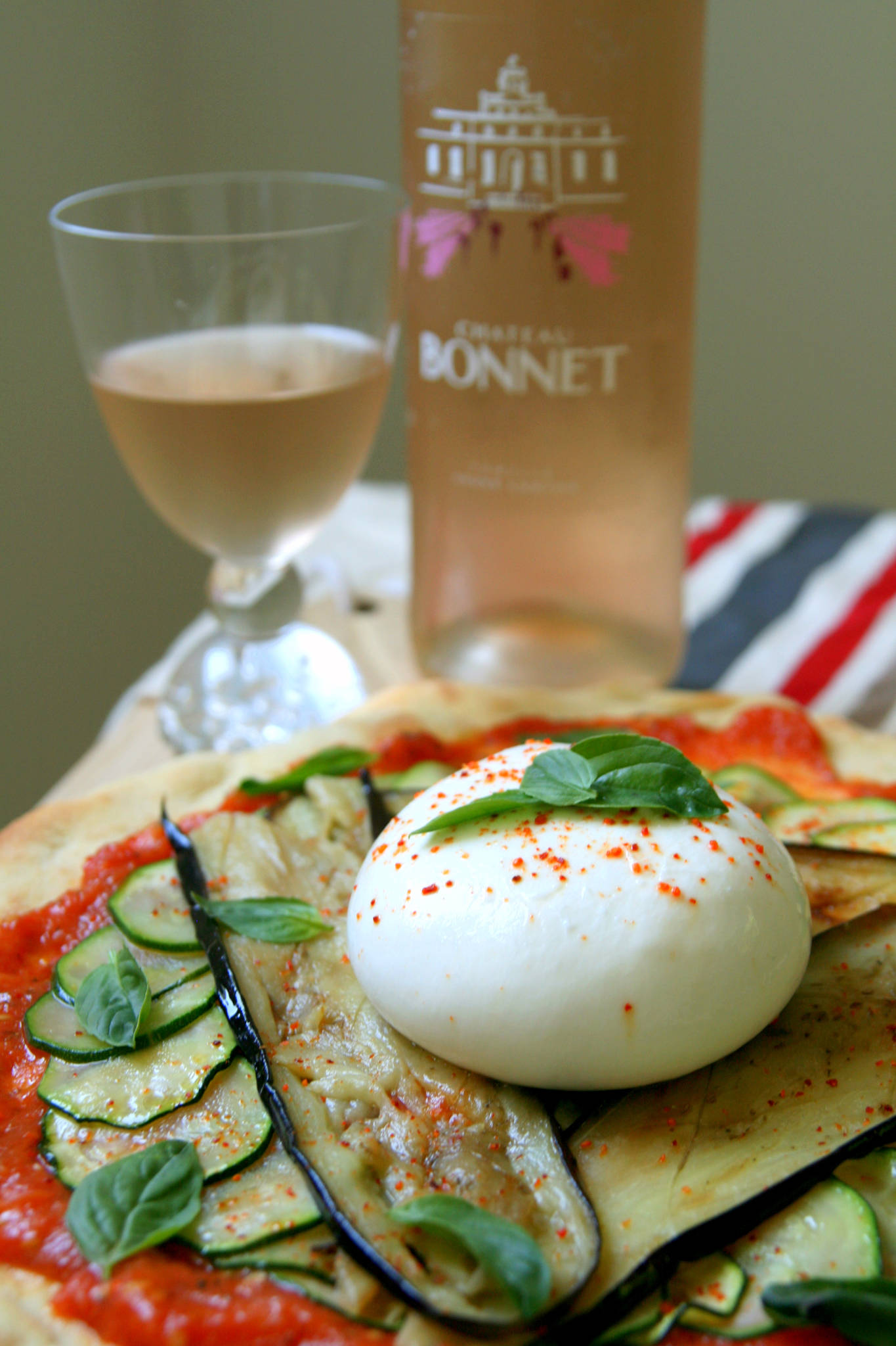 Pizza végétarienne à la burrata, Château Bonnet rosé 2022