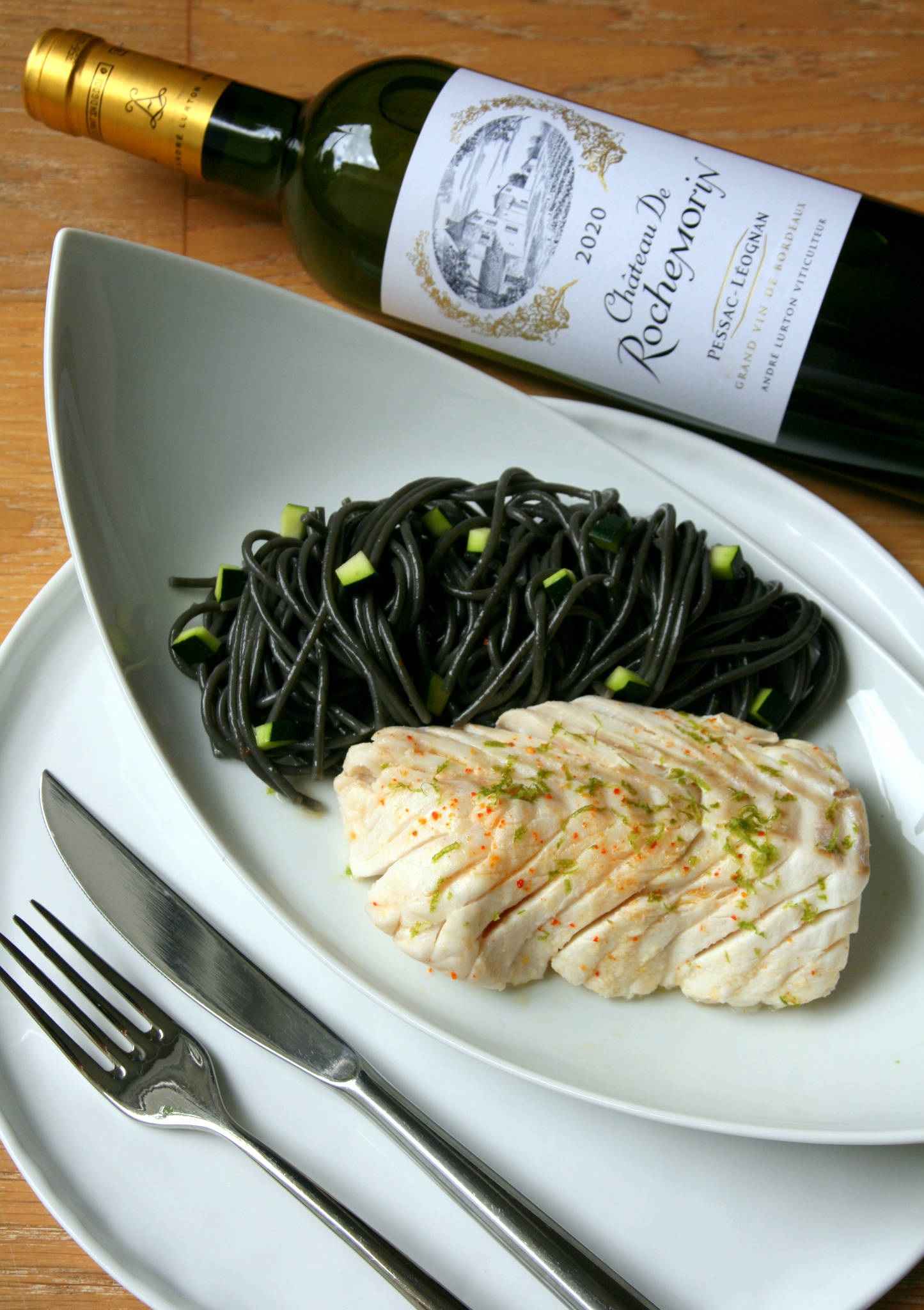 Cabillaud vapeur mariné au citron vert, spaghetti à l'encre de sèche, Château de Rochemorin blanc 2020