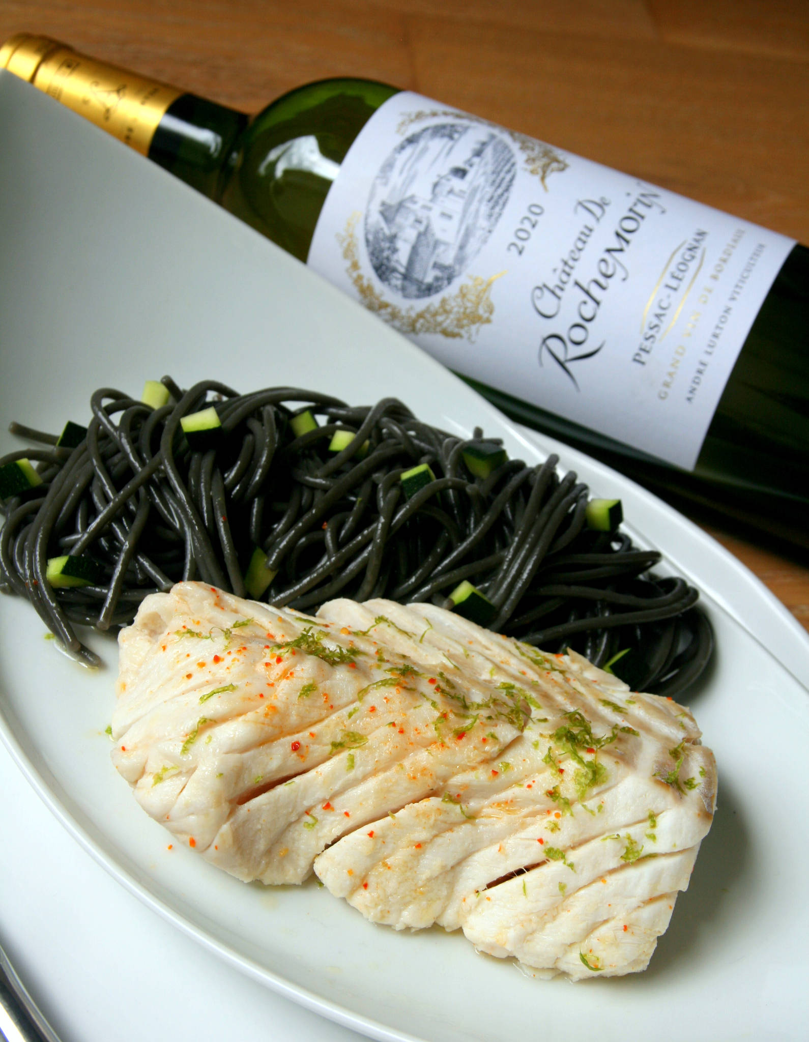 Cabillaud vapeur mariné au citron vert, spaghetti à l'encre de sèche, Château de Rochemorin blanc 2020