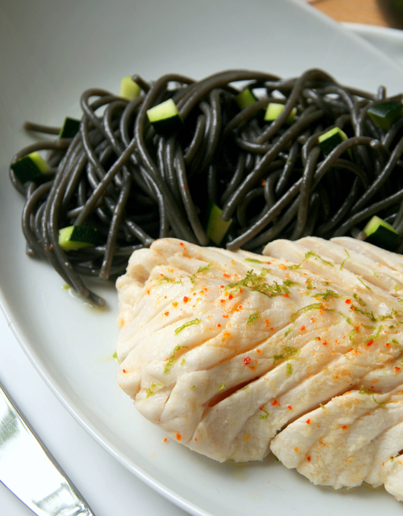 Cabillaud vapeur mariné au citron vert, spaghetti à l'encre de sèche, Château de Rochemorin blanc 2020