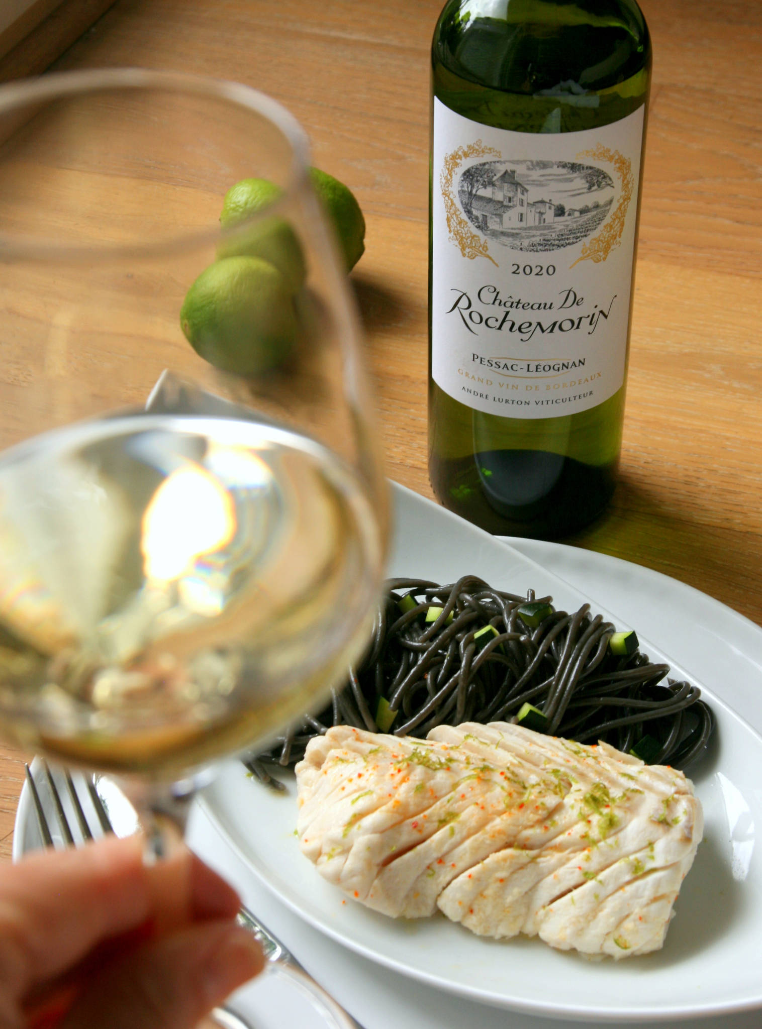 Cabillaud vapeur mariné au citron vert, spaghetti à l'encre de sèche, Château de Rochemorin blanc 2020