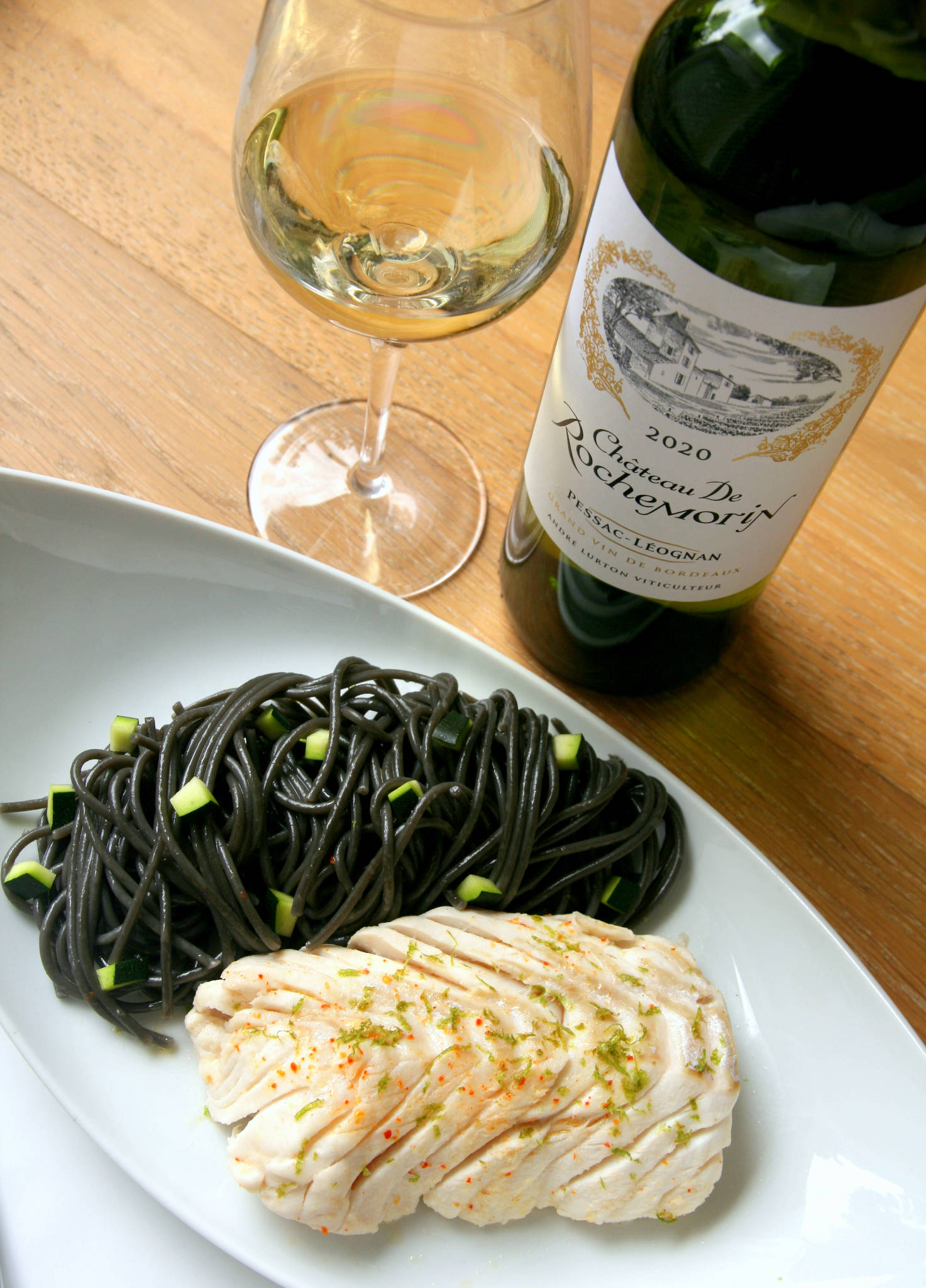 Cabillaud vapeur mariné au citron vert, spaghetti à l'encre de sèche, Château de Rochemorin blanc 2020