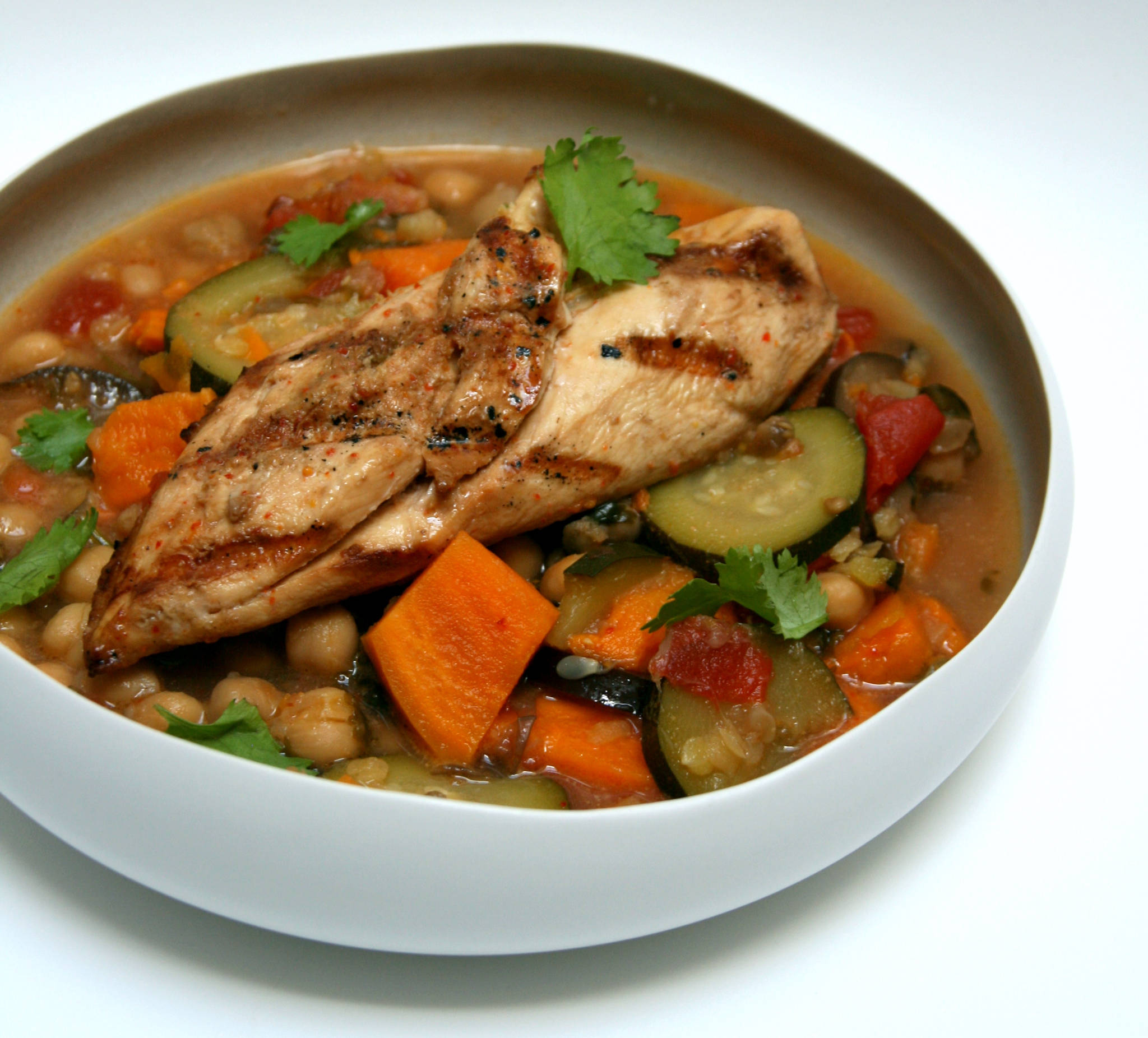 Curry de légumes d'été à la crème de coco, poulet mariné grillé