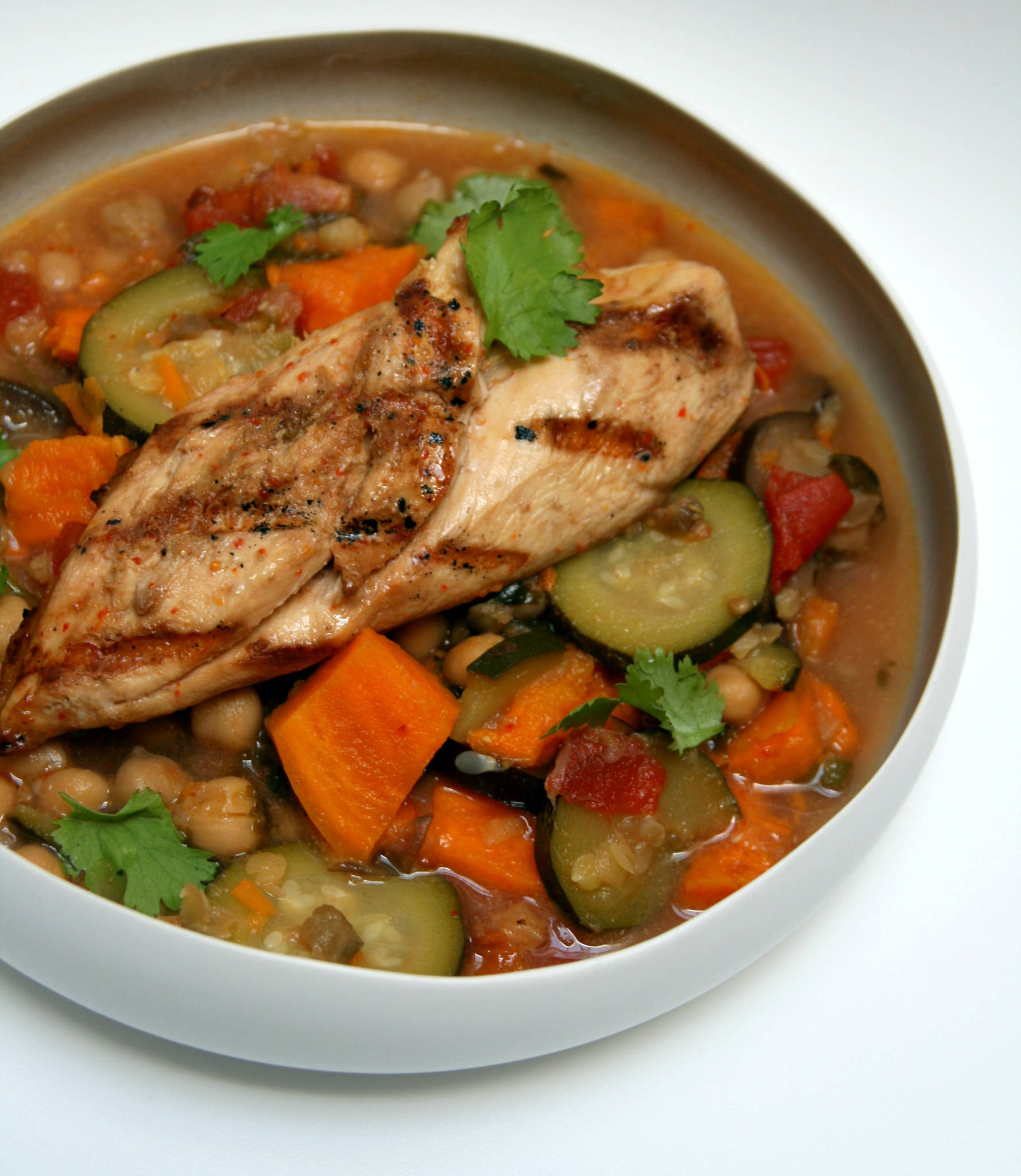 Curry de légumes d'été à la crème de coco, poulet mariné grillé