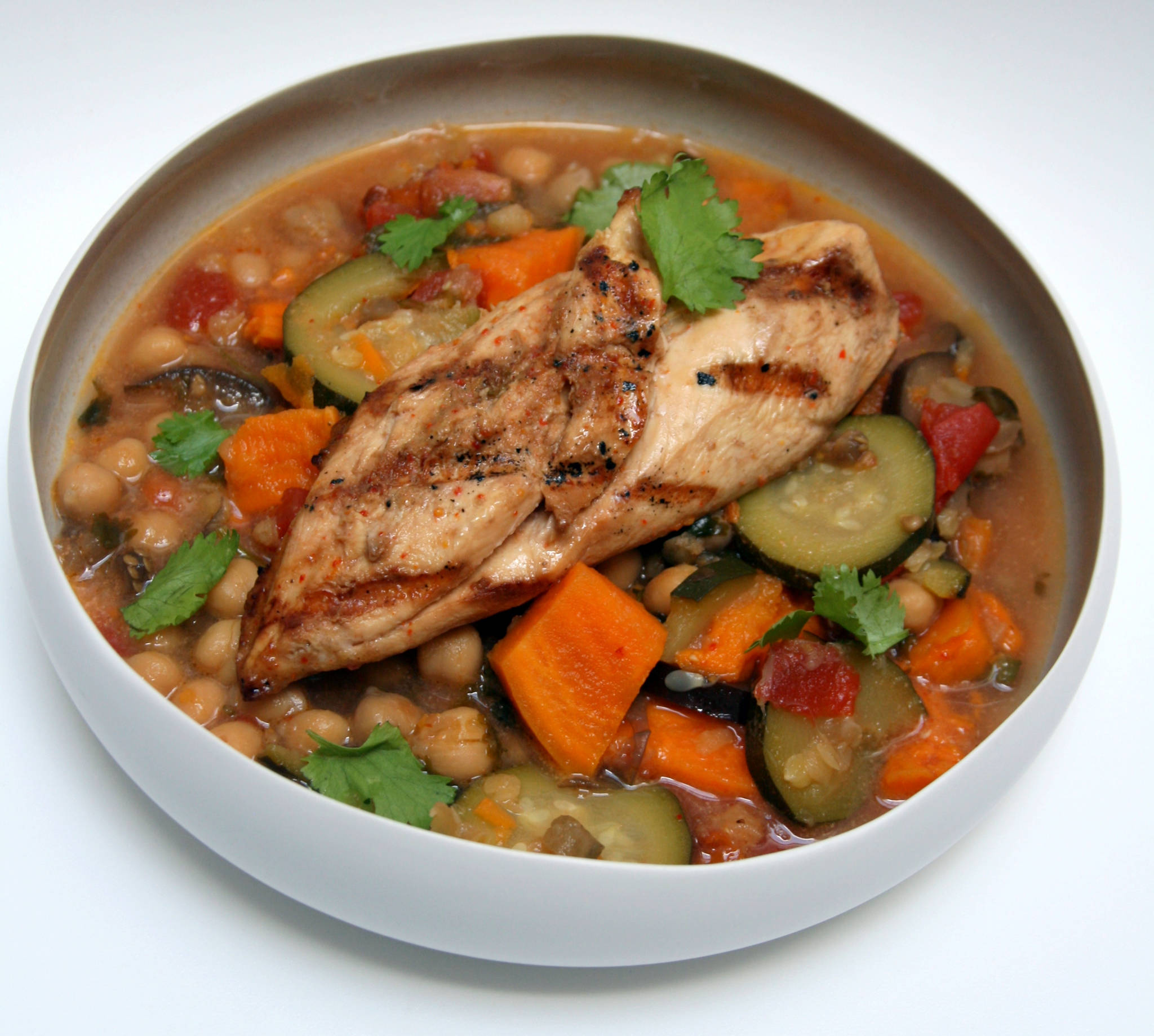 Curry de légumes d'été à la crème de coco, poulet mariné grillé