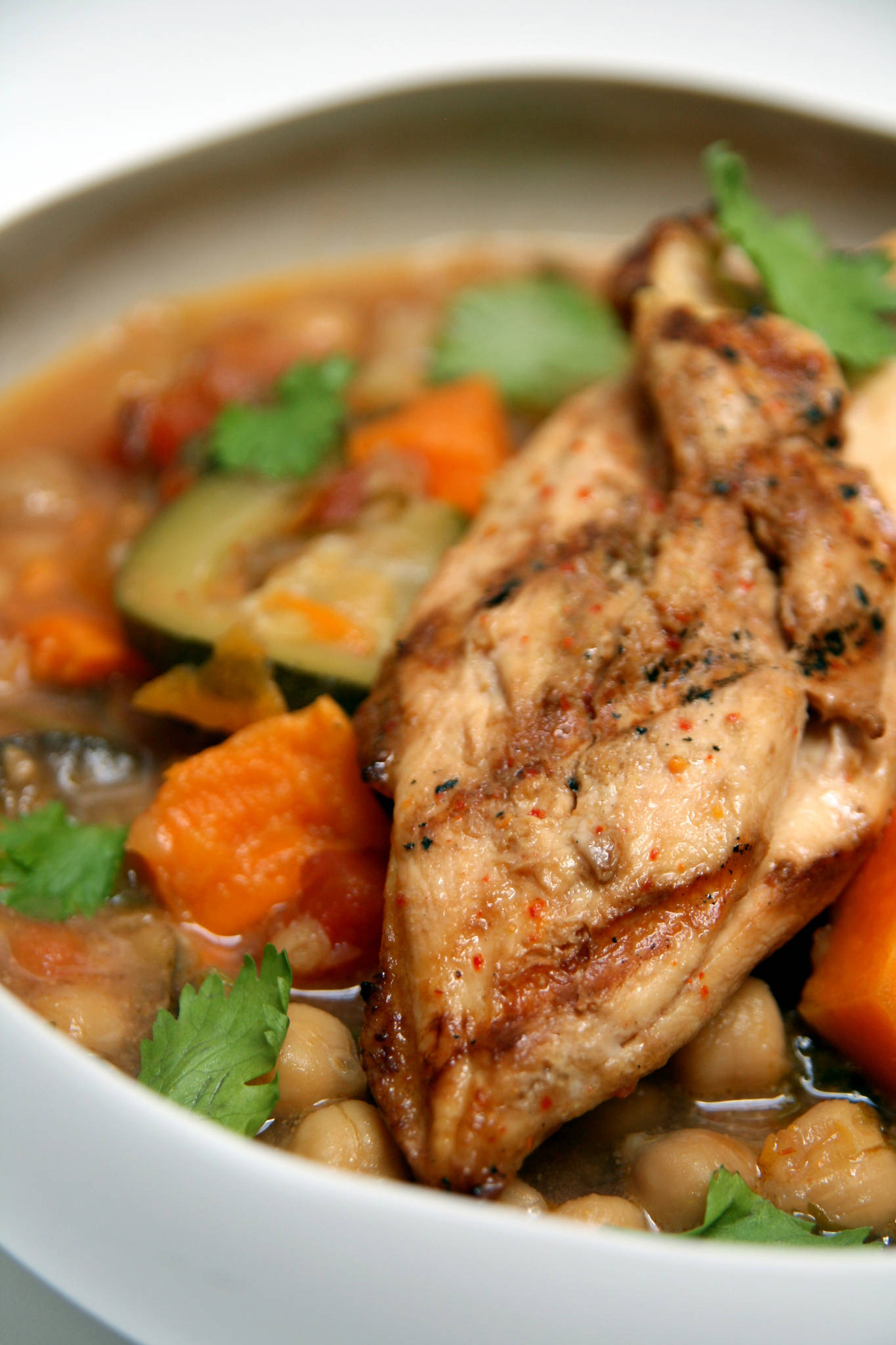 Curry de légumes d'été à la crème de coco, poulet mariné grillé