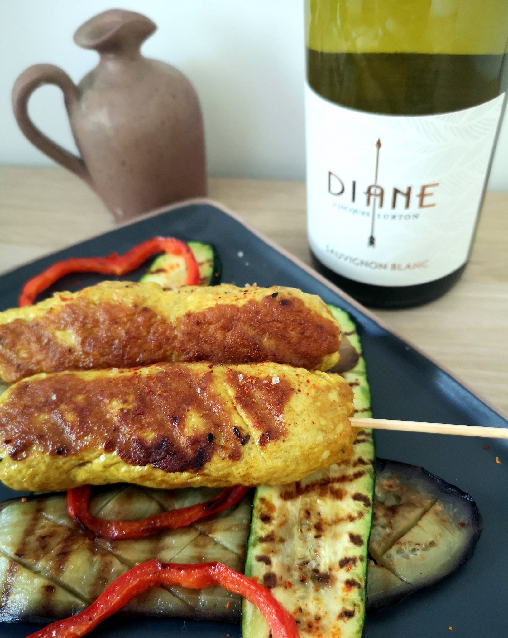 Kefta de poulet au curry et curcuma, légumes d'été grillés, Diane Sauvignon blanc 2021