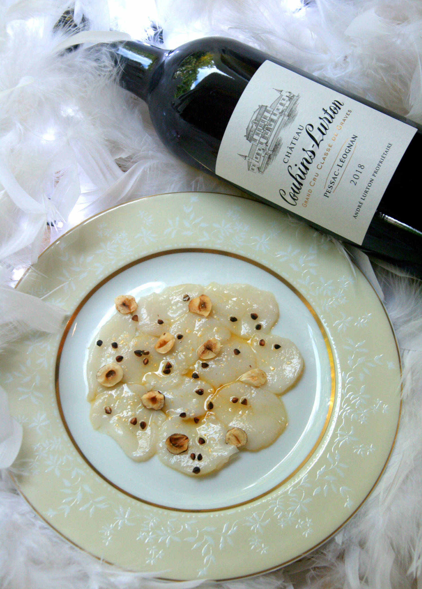 Carpaccio de Saint-Jacques au sirop d’érable et aux noisettes, Château Couhins-Lurton blanc 2018