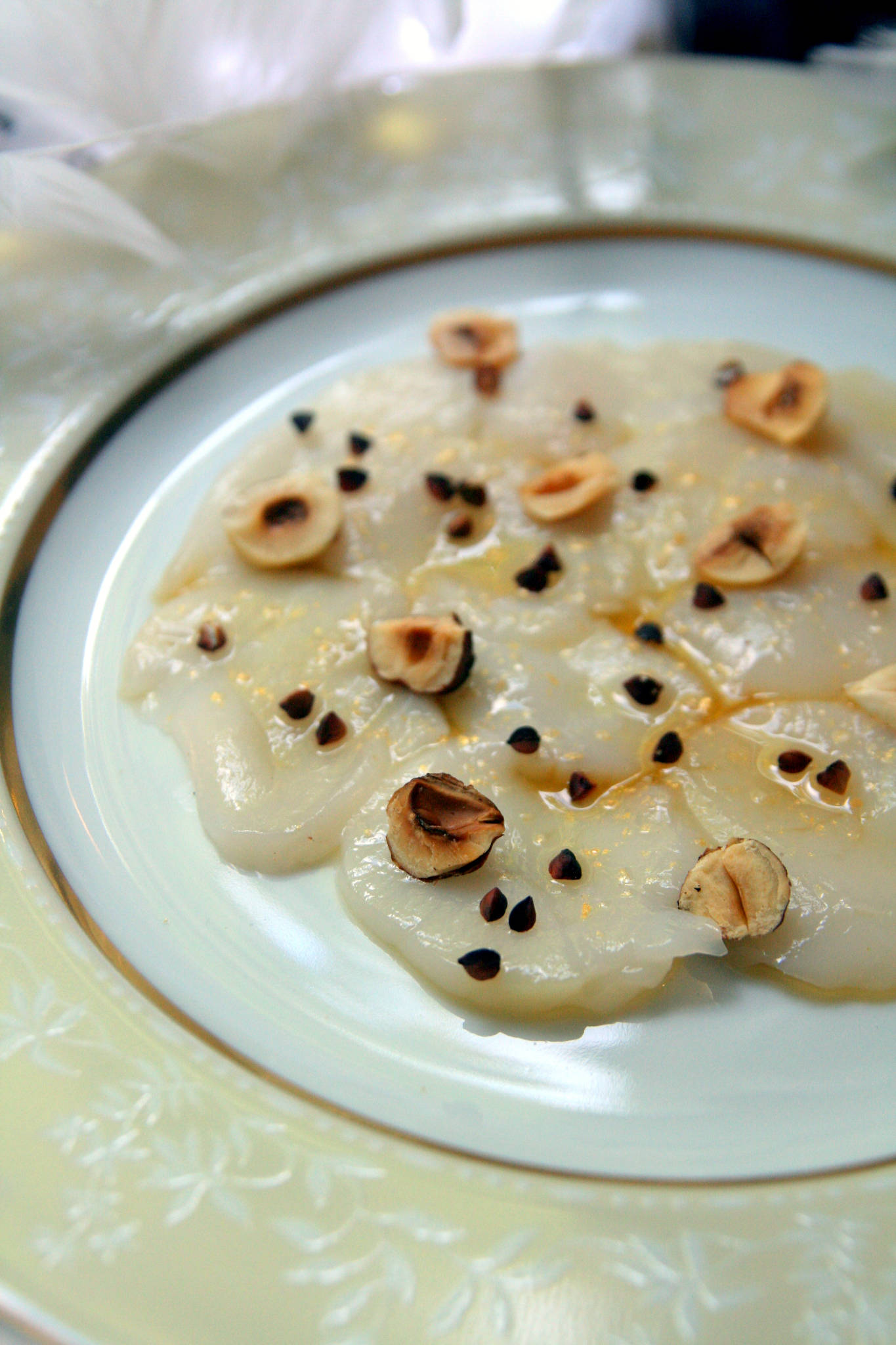 Carpaccio de Saint-Jacques au sirop d’érable et aux noisettes, Château Couhins-Lurton blanc 2018