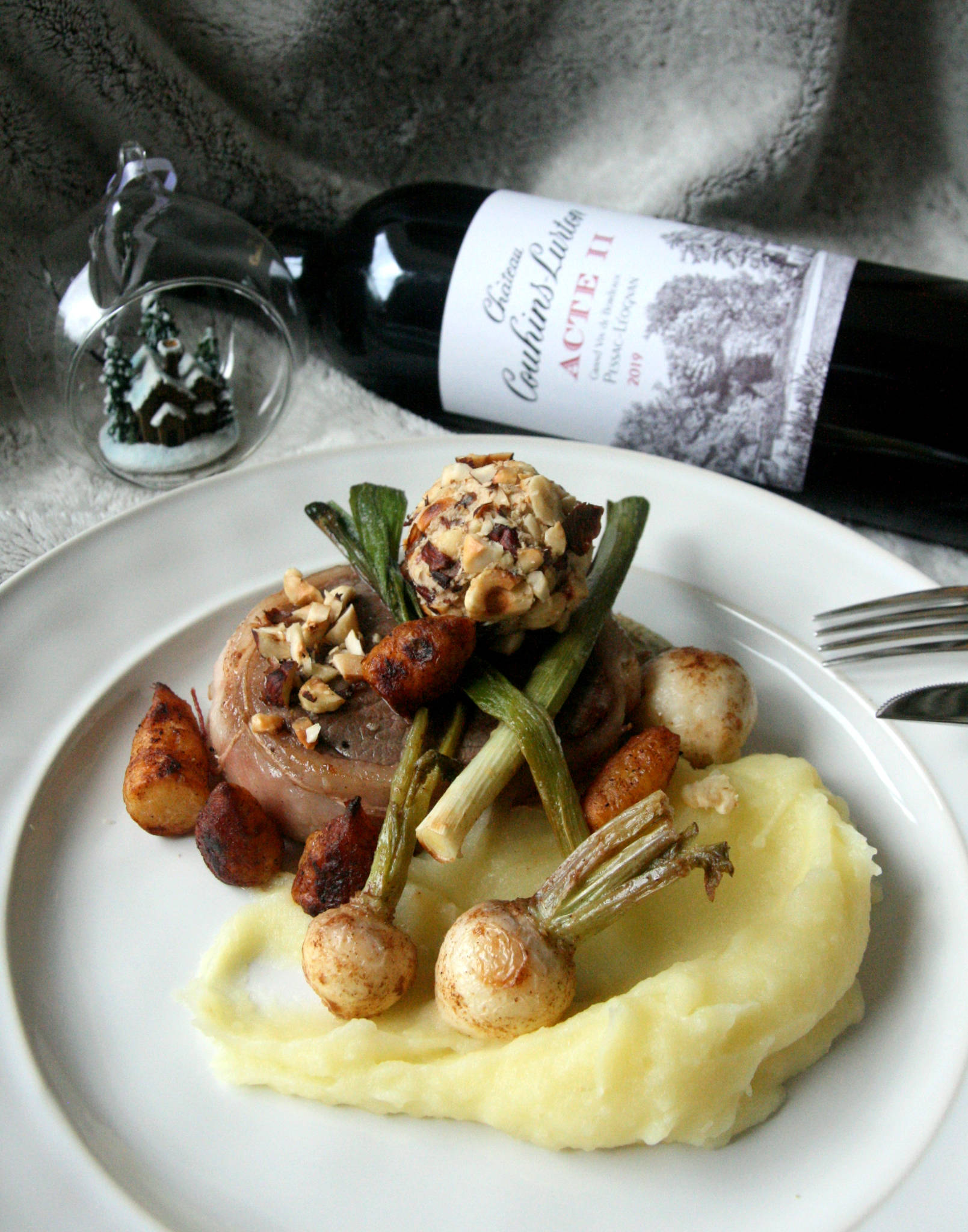 Tournedos aux noisettes, cromesquis de foie gras et noisette, purée de pommes de terre, Acte II (Château Couhins-Lurton) rouge 2019