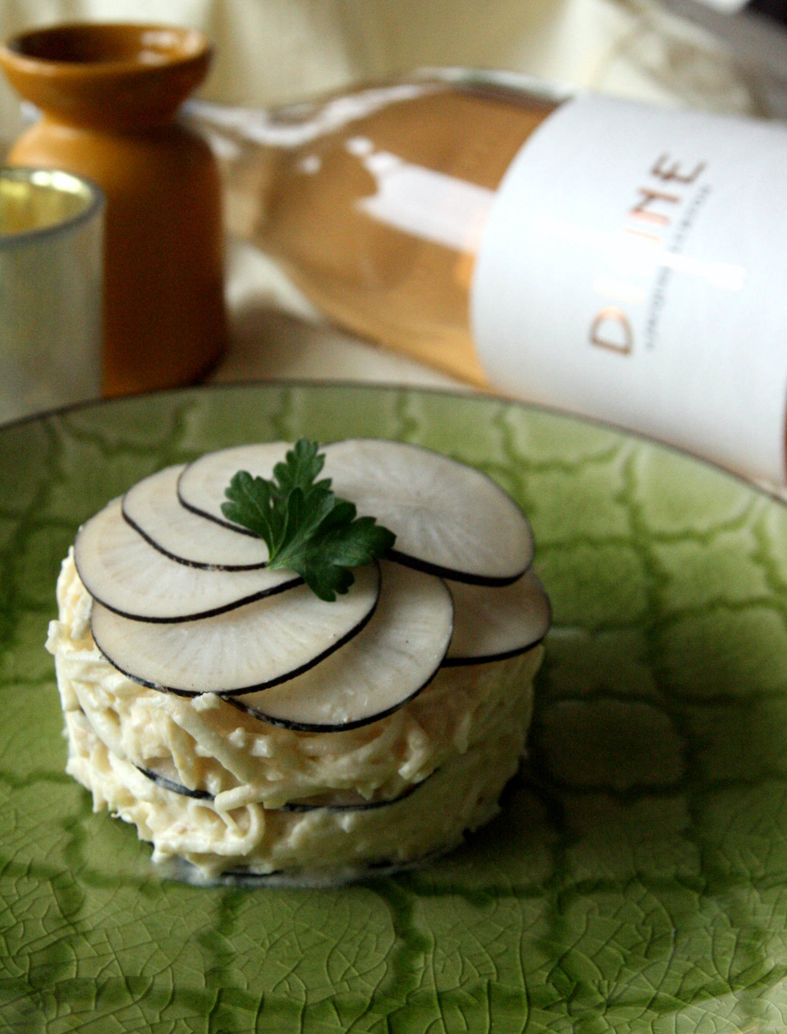 Millefeuille de radis noir et céleri, sauce rémoulade légère, Diane rosé 2022