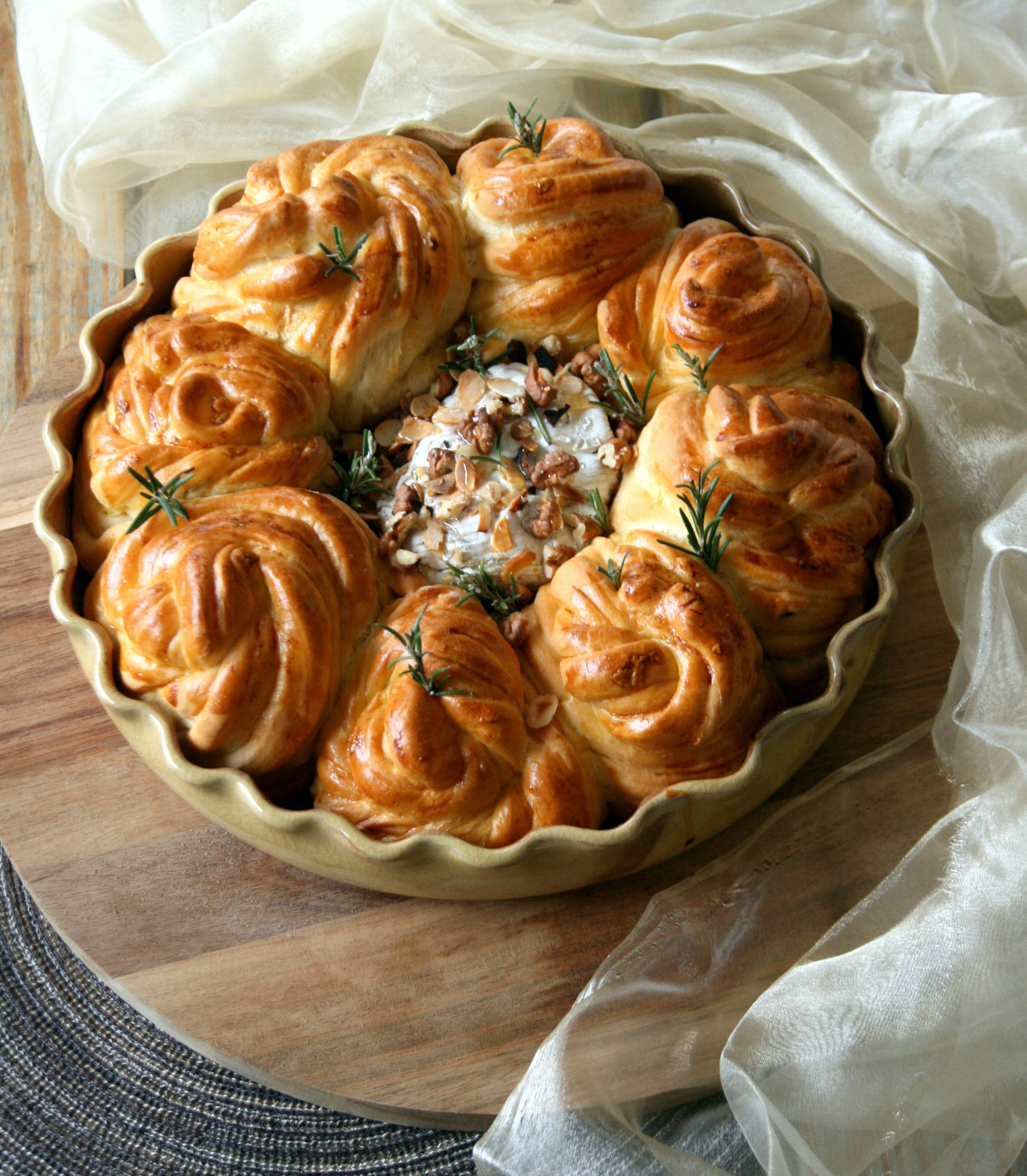 Brioche pelote de laine au romarin, camembert rôti au miel, noix et amandes, Château Tour de Bonnet rouge 2020