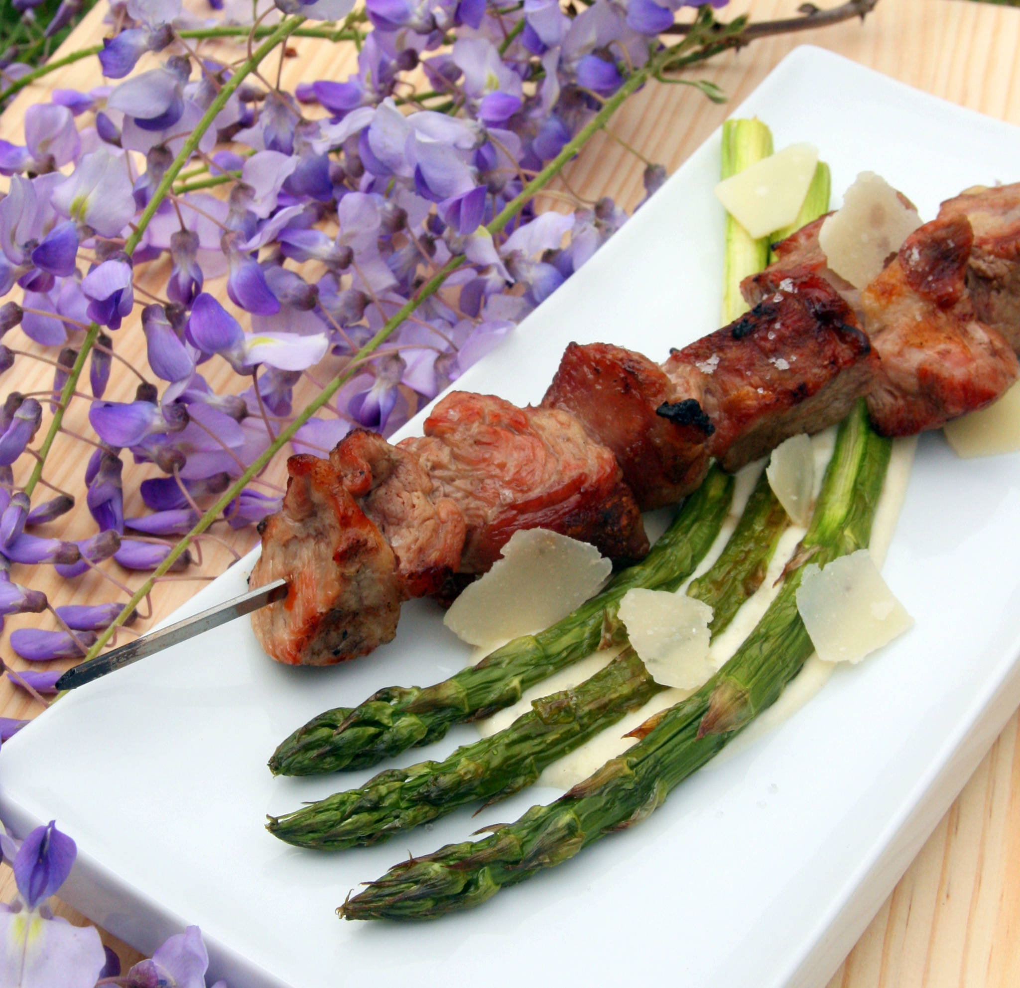 Brochette de veau, asperges vertes grillées, crème au parmesan, L'Eloquence Margaux 2019