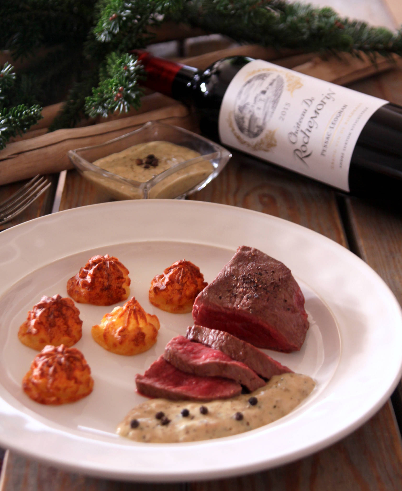 Pavé de bœuf au poivre, pommes duchesse maison, Château de Rochemorin rouge 2015