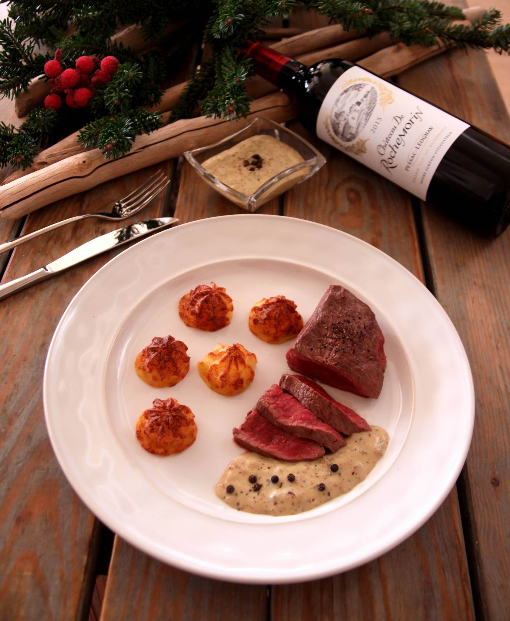 Pavé de bœuf au poivre, pommes duchesse maison, Château de Rochemorin rouge 2015