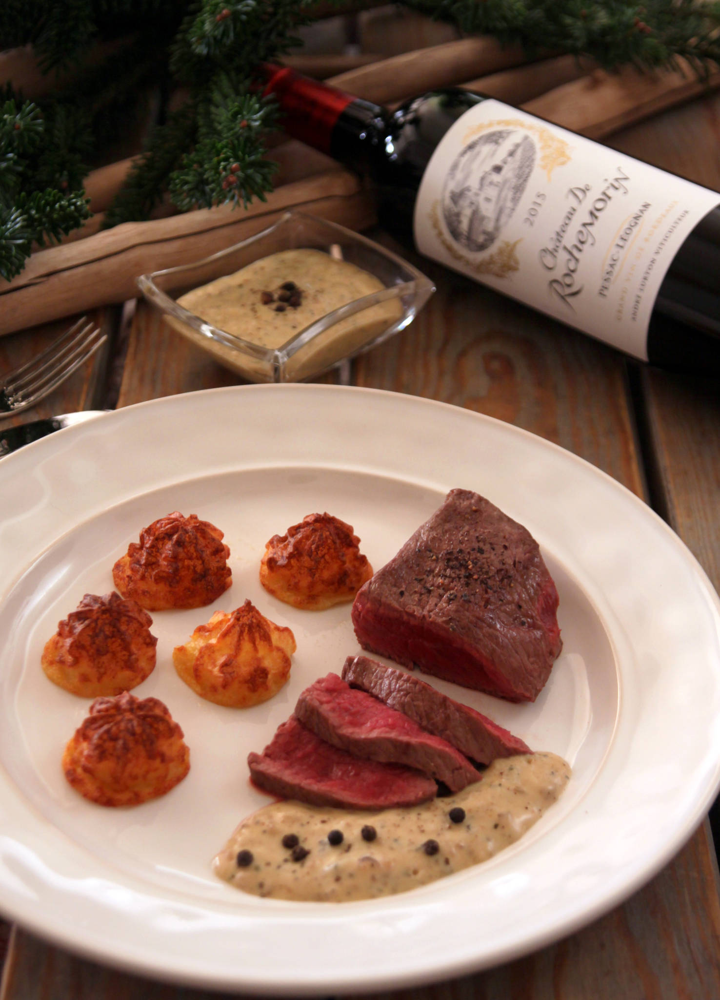 Pavé de bœuf au poivre, pommes duchesse maison, Château de Rochemorin rouge 2015