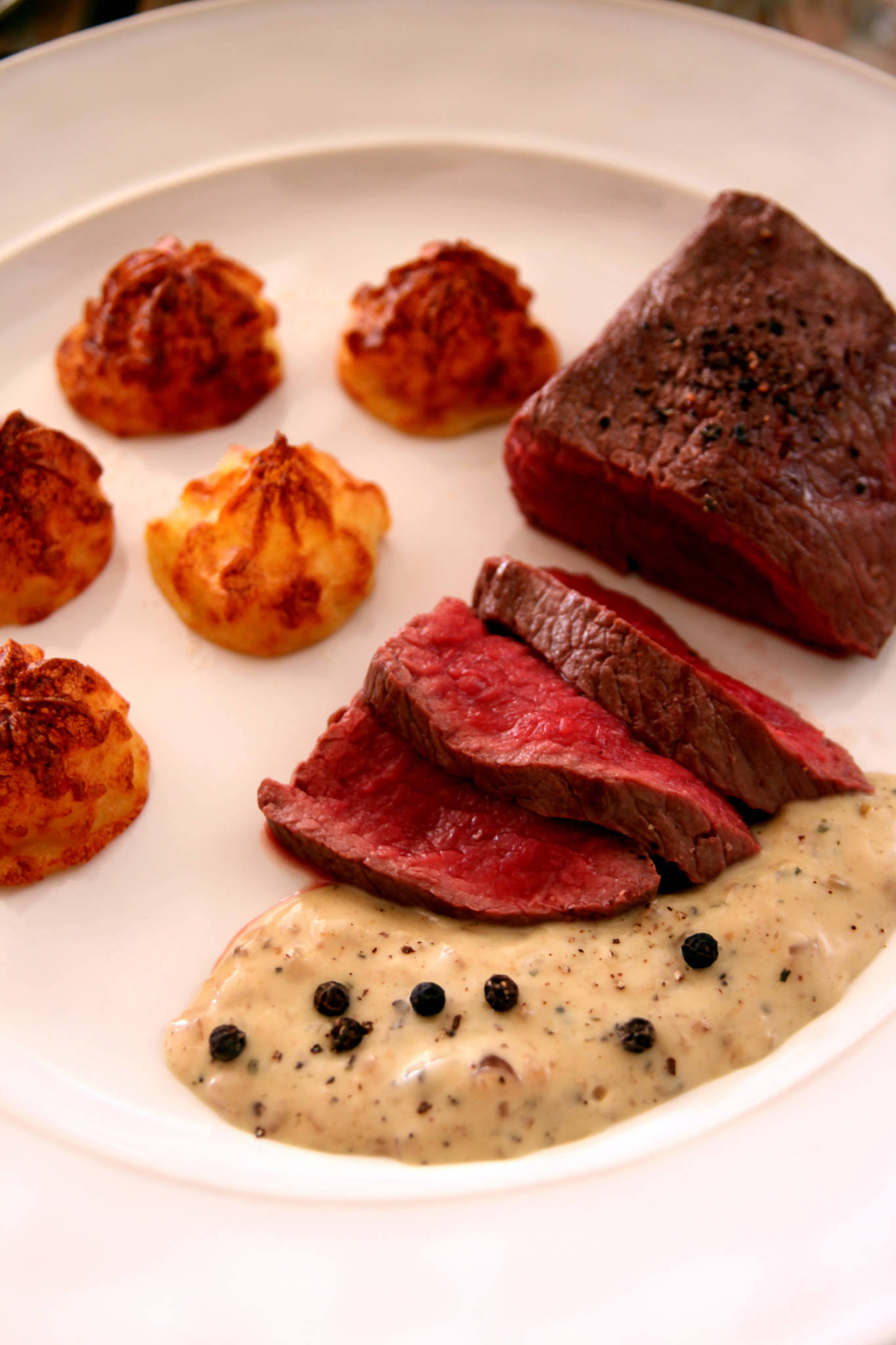 Pavé de bœuf au poivre, pommes duchesse maison, Château de Rochemorin rouge 2015